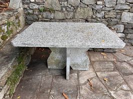 Steintisch aus Granit/Tavolo in pietra granitica