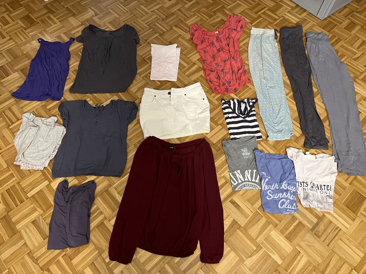 Lots de vêtements: riesiges Kleiderpaket Gr. XS/S – D'occasion à Zuchwil par Commander0