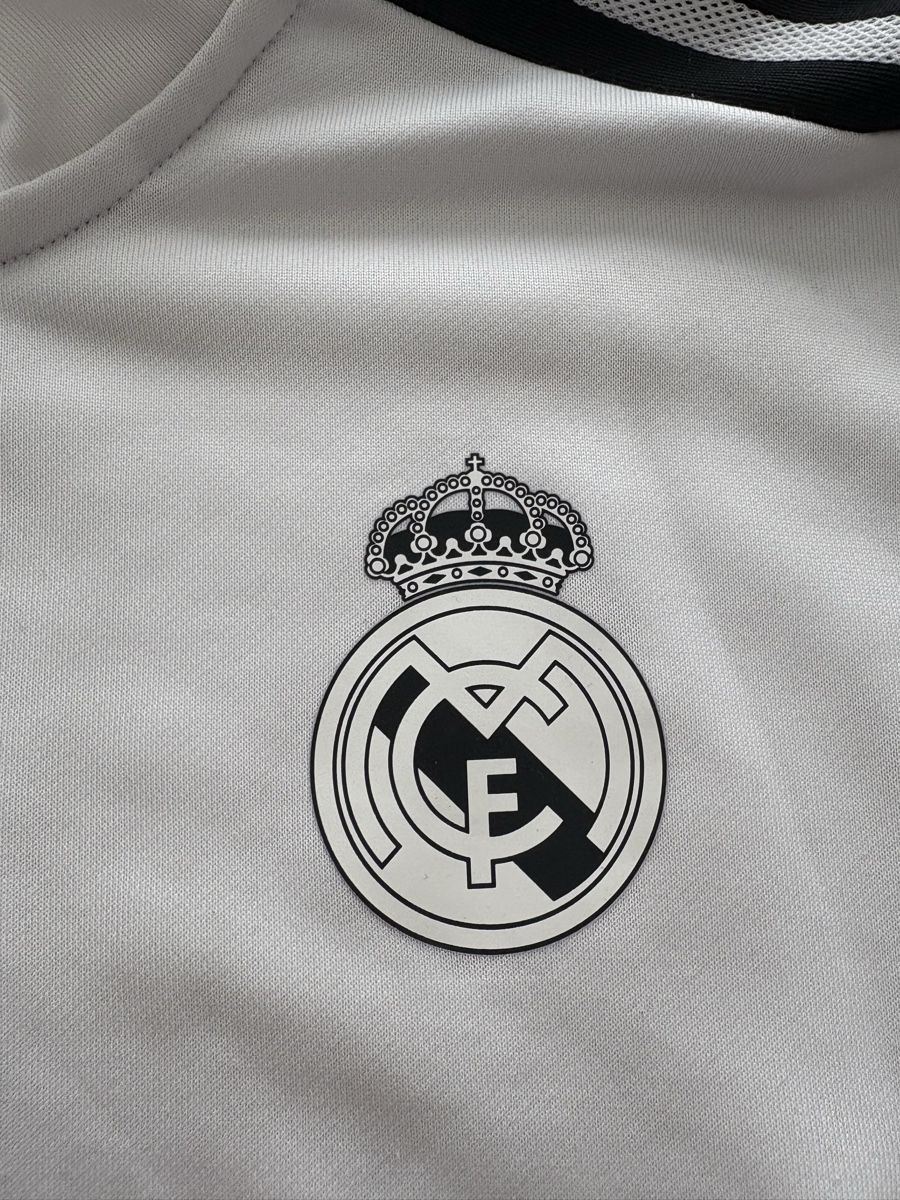 Real Madrid Canottiere & Pantaloni: Real Madrid Trainingsoberteil 22/23 – Usato da Domat/Ems venduto da tim_lq6b 1