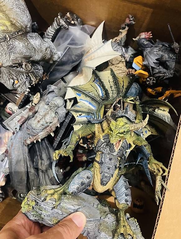 Statuette: Große Sammlung McFarlane & NECA Figuren – Usato da Luzern venduto da Dali-T 1
