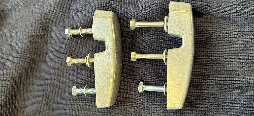 Accessori per altri veicoli: Scheibenrahmenhalter Landrover Defender – Usato da Attikon venduto da Rinca
