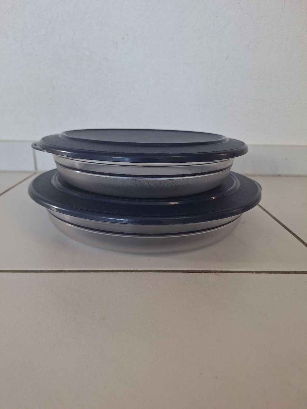 Tupperware Contenitori & Simili: 2 Tupperware Aufbewahrung Schalen mit Deckel – Usato da Künten venduto da Luca99