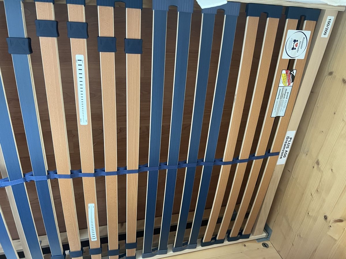 Letti: Doppelbett aus Holz – Usato da Küssnacht am Rigi venduto da Prasanna 3