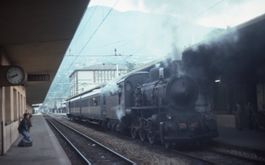 Dia Dampfzug FS Italien 625 142 im Bahnhof Trento
