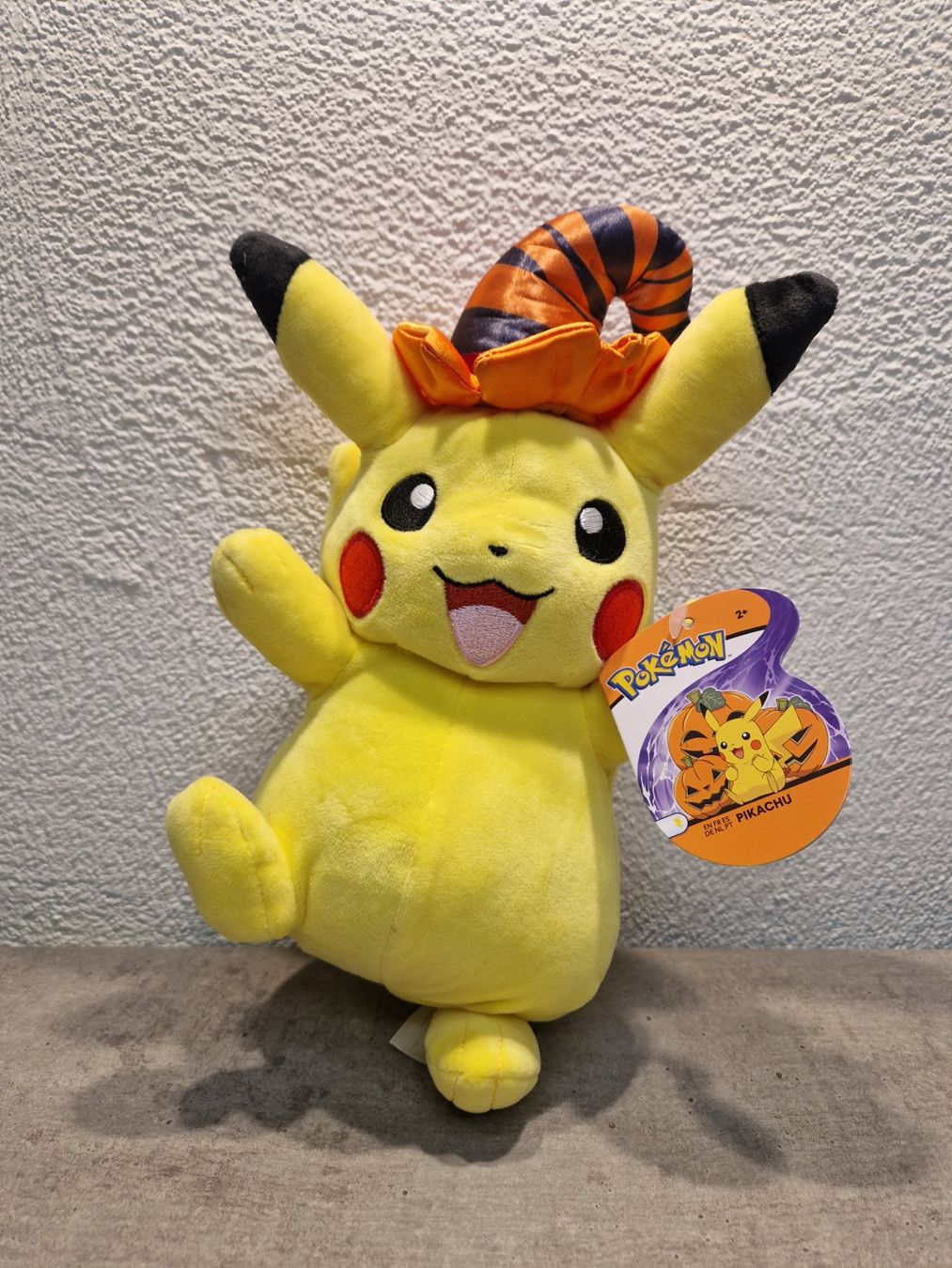 Pokémon Giocattoli: Pokemon Halloween Pikachu Plüsch – Nuovo e nell'imballaggio originale da Zwingen venduto da Cards4U