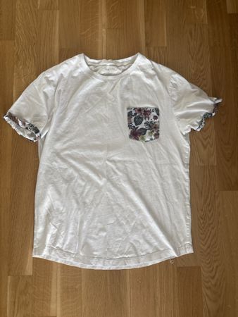 T-shirt blanc d'été avec poche à motifs floraux, M
