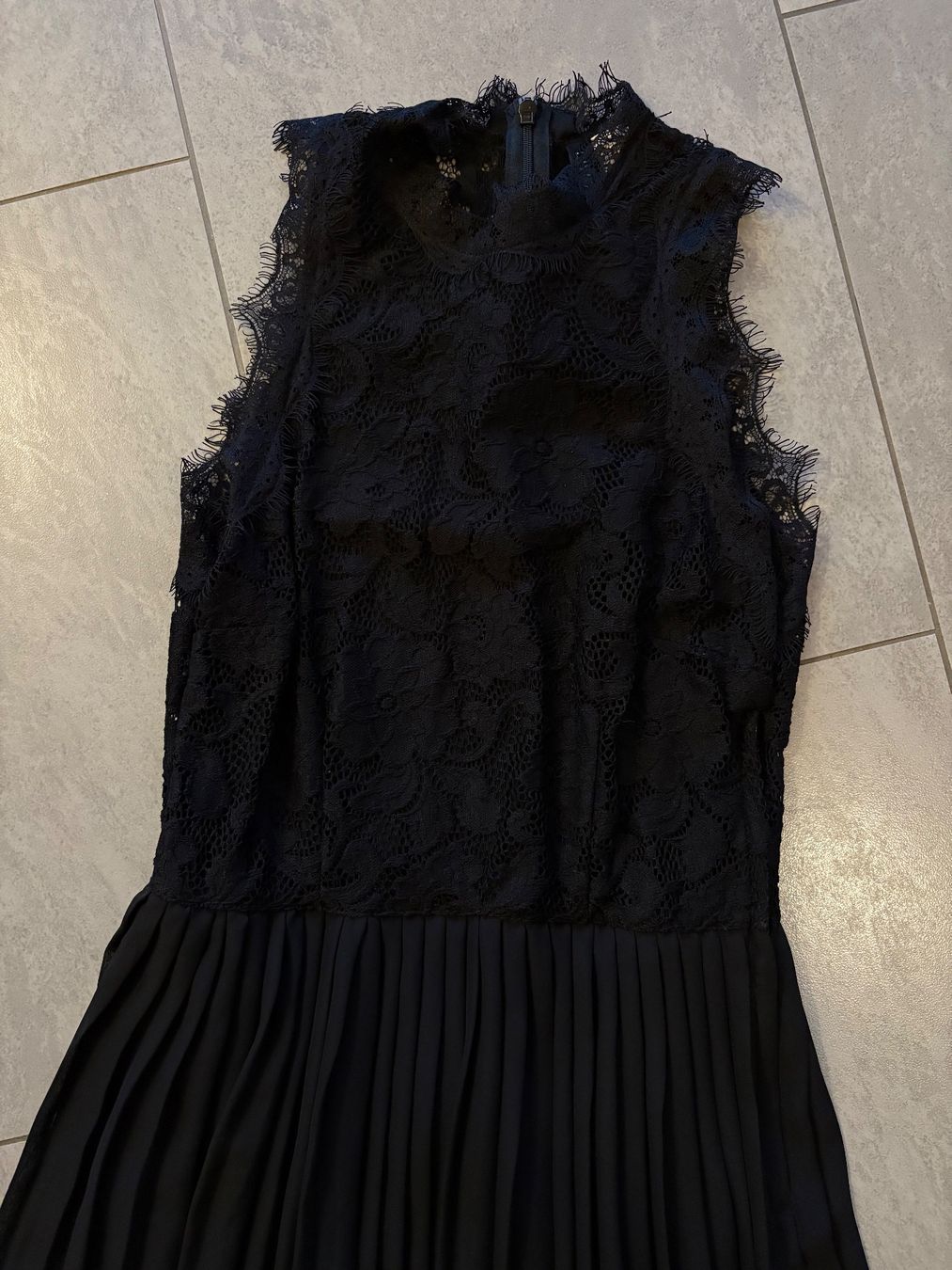 Vestiti: Wunderschönes, elegantes, Plissekleid mit Spitzen. XS/S – Usato da Malters venduto da Gisi80 1
