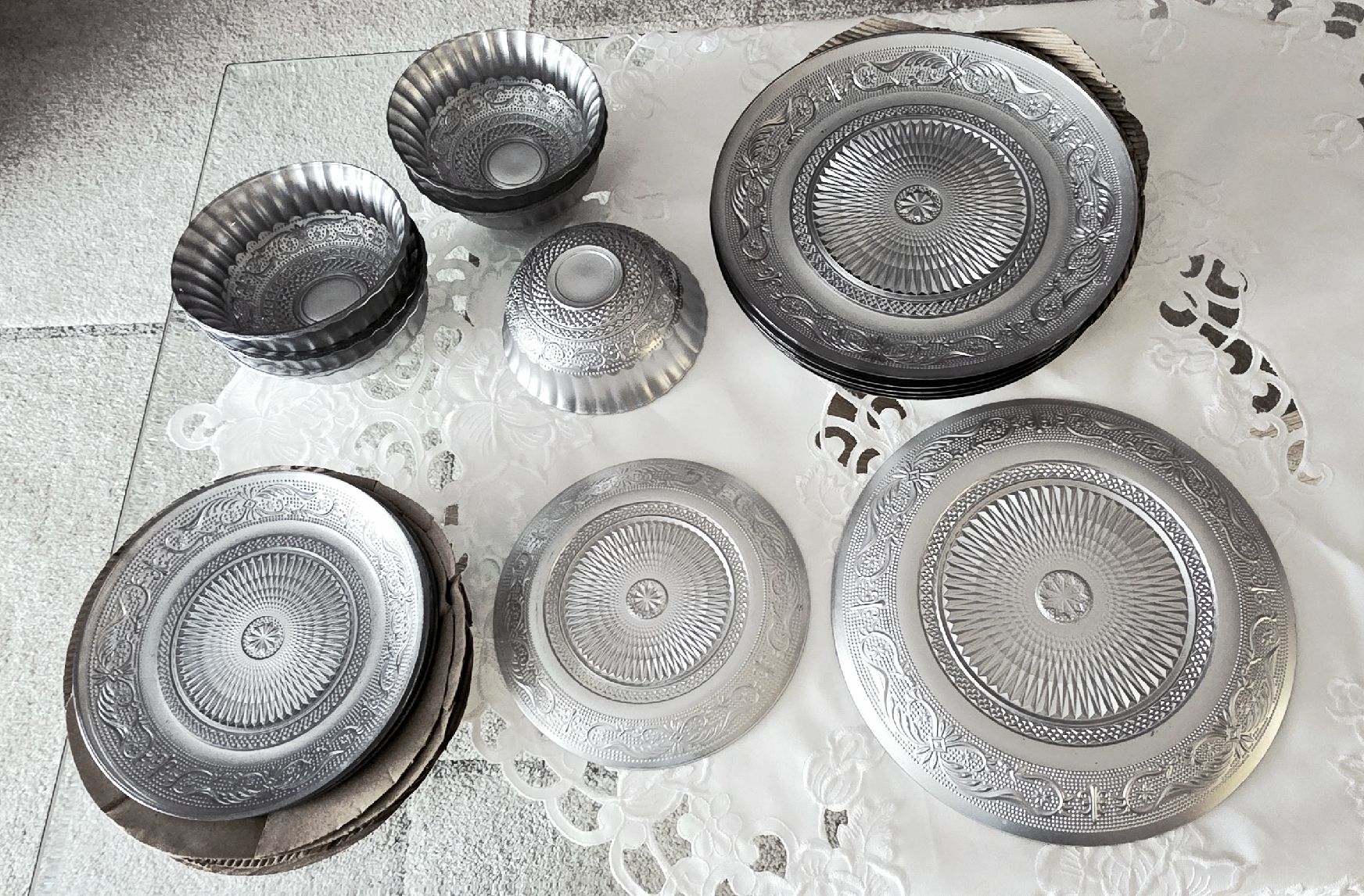 Set di piatti: Silbernes Glasgeschirrset – Nuovo (secondo la descrizione) da St. Pantaleon venduto da dor_5yzm