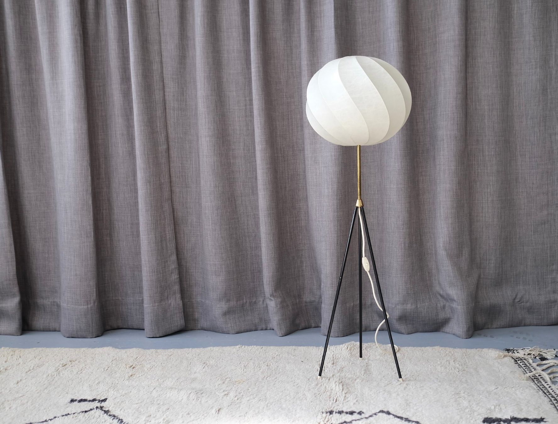 Lampade: Tripod Cocoon Floor Lamp 1960,s – Usato da Bern venduto da Zmodern_VIN 2