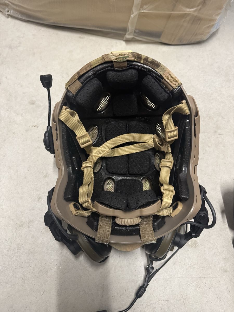 Uniformi & Effetti personali: Airsoft-Helm mit Peltor Gehörschutz – Usato da Chur venduto da dav_c7q8 3
