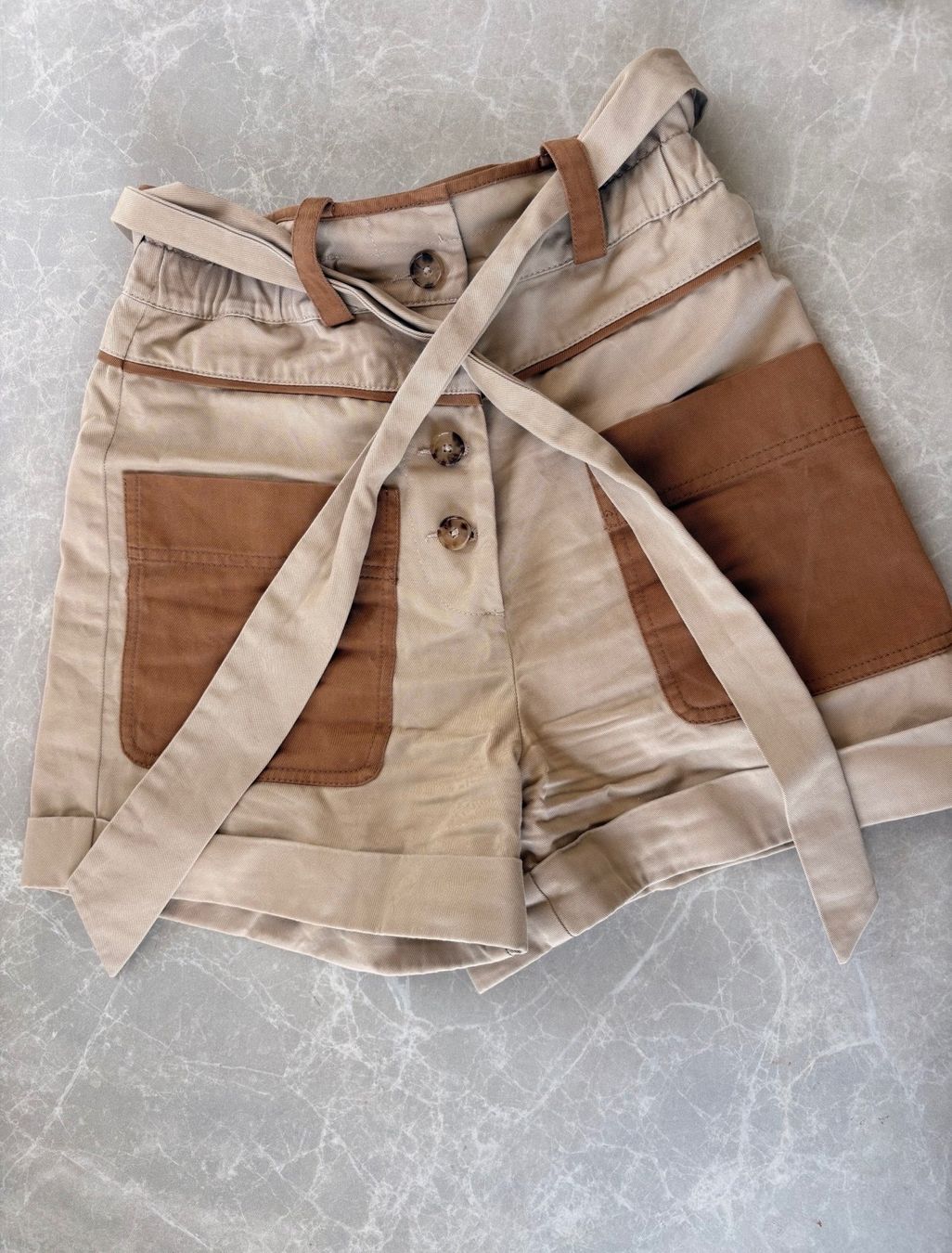 Sezane Pantalons: SEZANE HIGH-WAIST SHORTS – D'occasion à Bern par saendi95 2