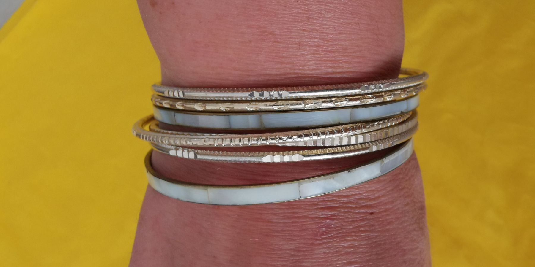 Bracciali & Braccialetti: 7 Armreifen Set, Perlmutt Look, Boho Chic – Usato da Itingen venduto da schweizersternchen 3