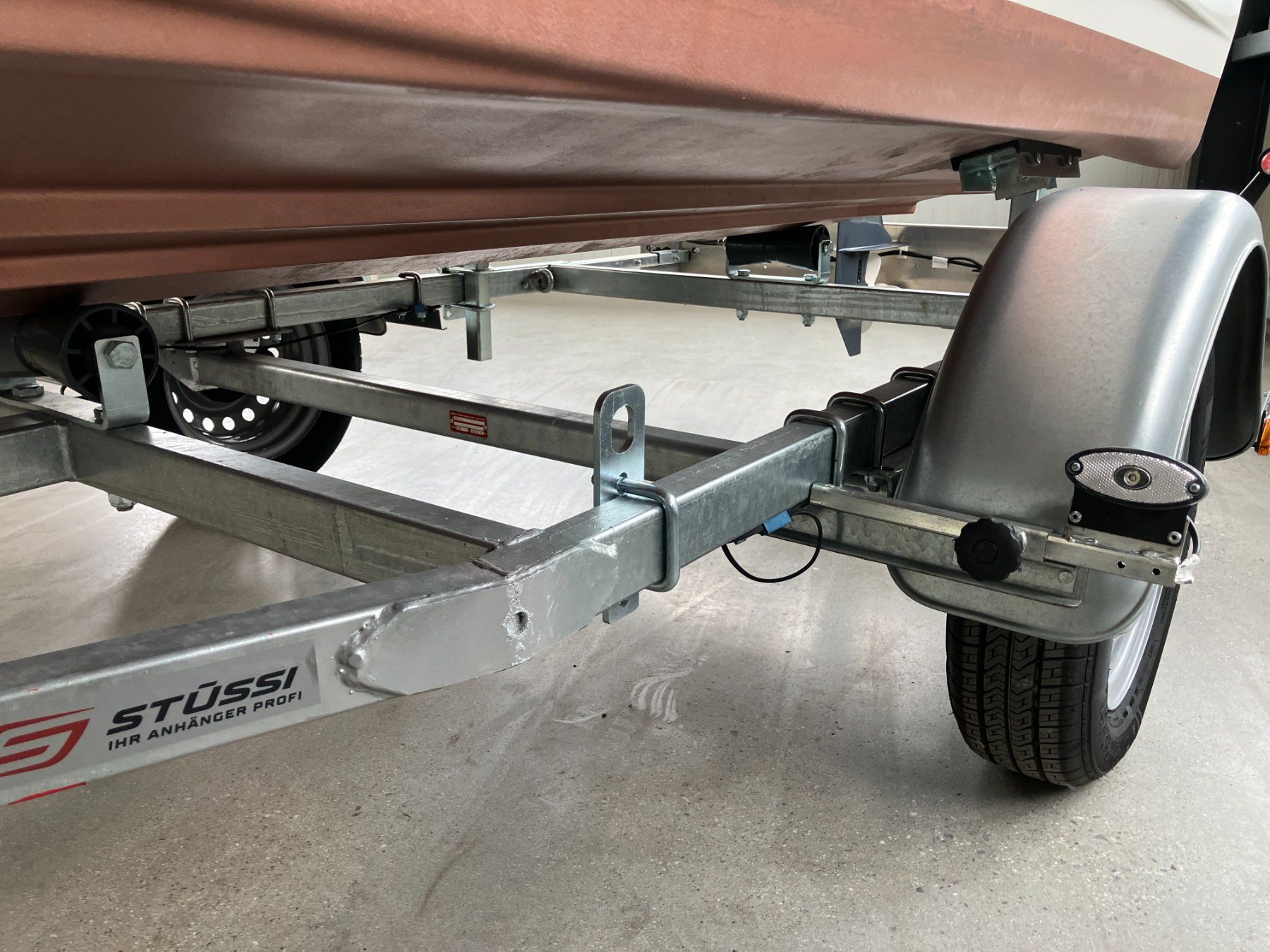 Stüssy Rimorchi: STÜSSI B500 Bootsanhänger – Usato da Gampelen venduto da Steuer0 1