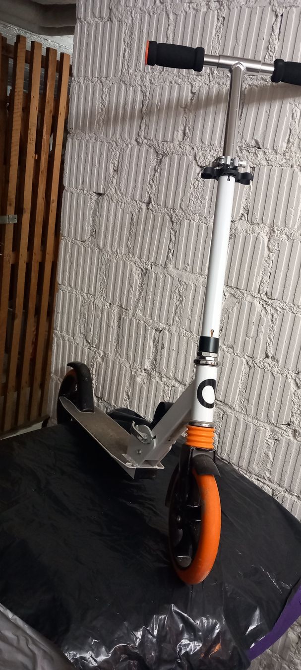 Scooters: Tretroller weiss orange gebrauchte Zustand – Gebraucht aus Zürich von Reyniii