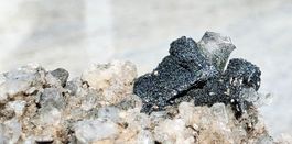 Quarz umringt von Hämatit Kristallen.