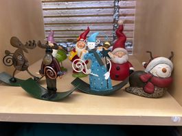 8 kleine Weihnachtsfiguren aus Blech und Ton