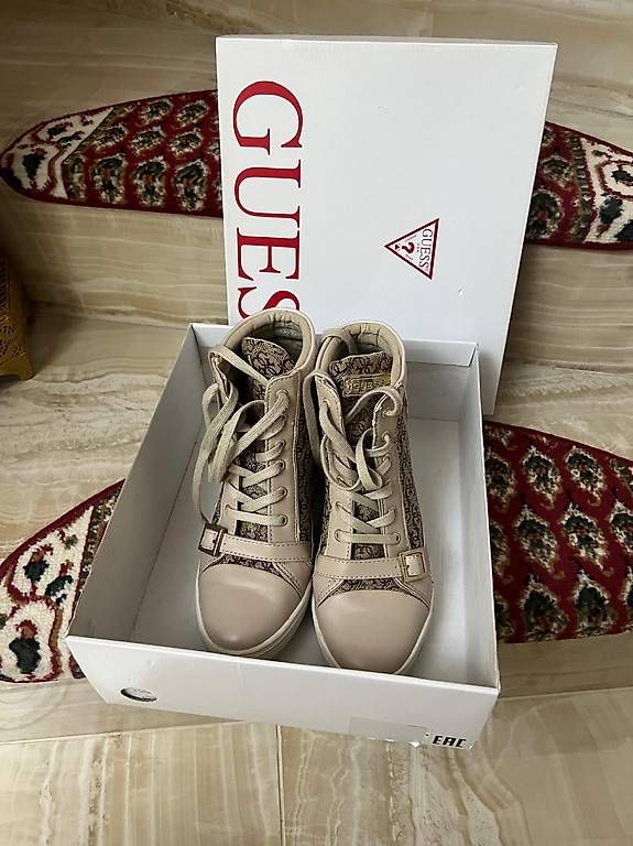 Chaussures femmes: Scarpe Guess usate – D'occasion à Giubiasco par Sasa73 1