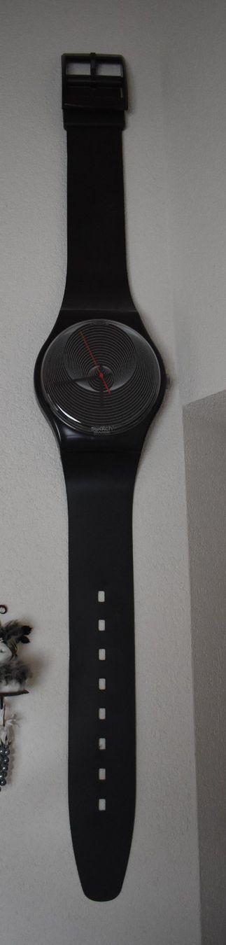 Swatch Montres: 2 Meter grosse Swatch Uhr schwarz – D'occasion à Arch par blub90