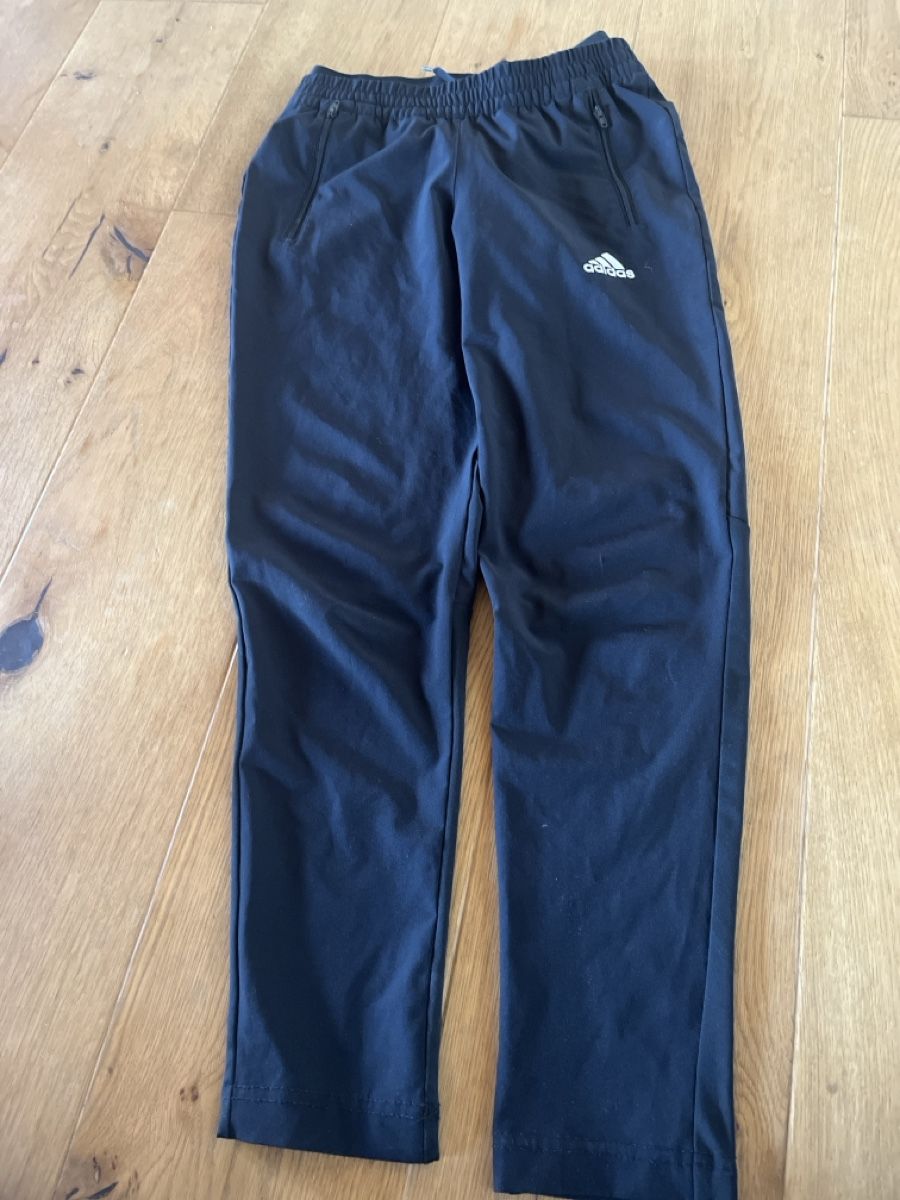 Pantaloni: adidas Trainerhose 140 – Usato da Balmberg venduto da Berglihof