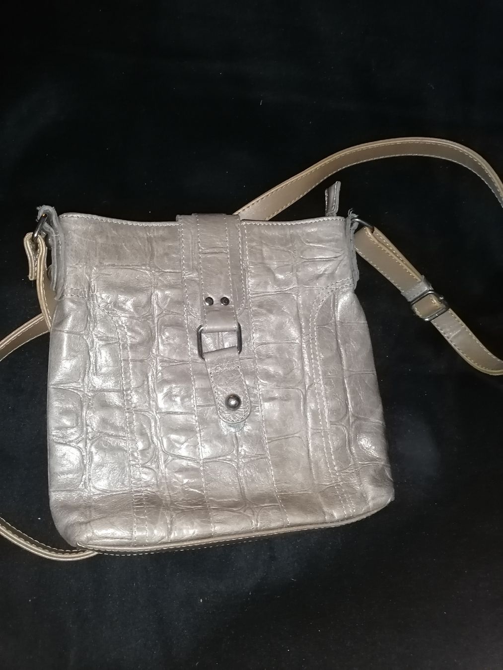 Borse da donna: Graue Umhängetasche im Kroko-Look, – Usato da Birrwil venduto da inf_2qrx