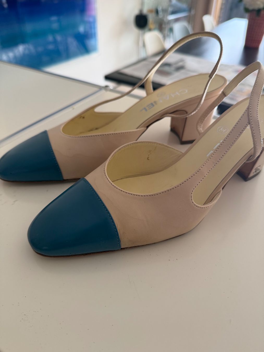 Chanel Scarpe da donna: Chanel Slingback weiss hellblau 38.5 – Usato da Zürich venduto da rvb1981 1