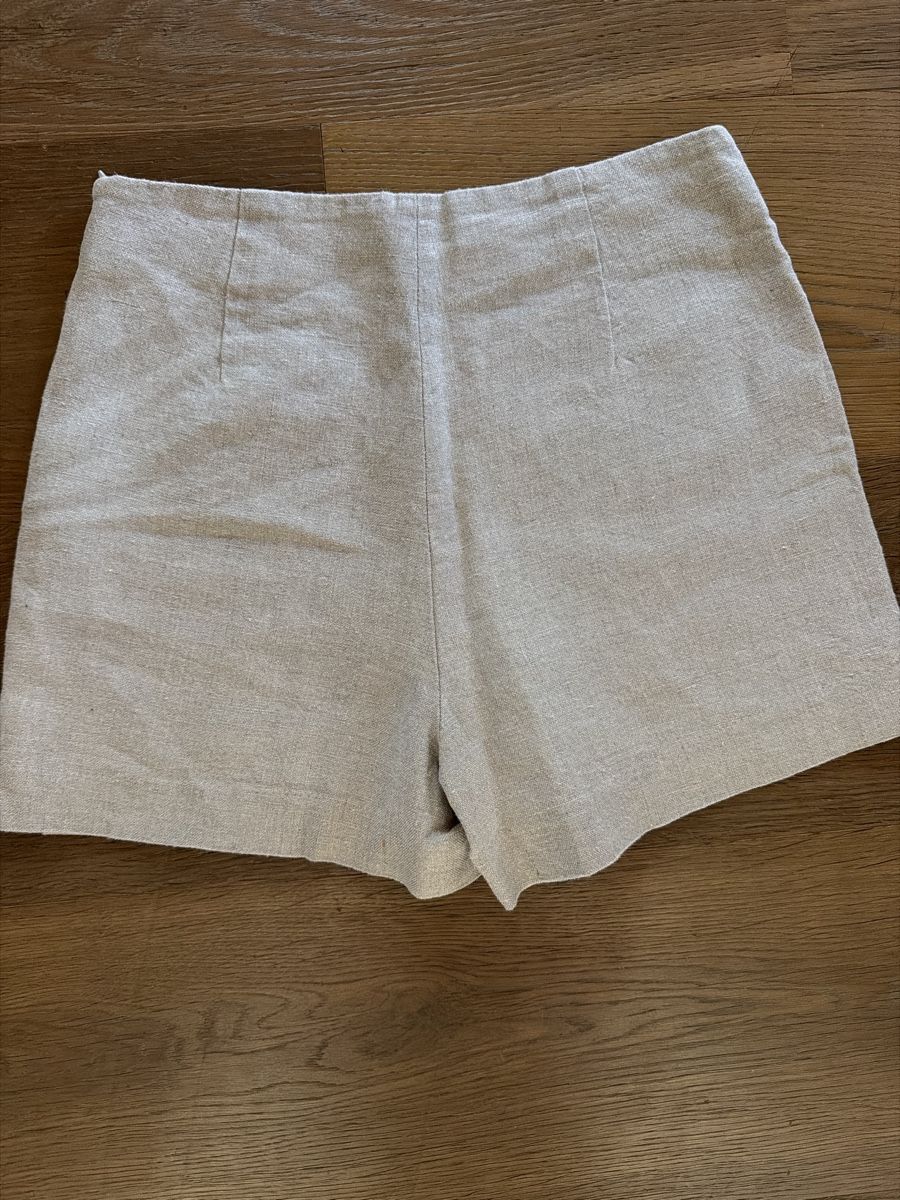 Zara Pantalons: Zara Basic Collection Shorts 100% Leinen XS neuwertig – D'occasion à Moudon par patricia115 1