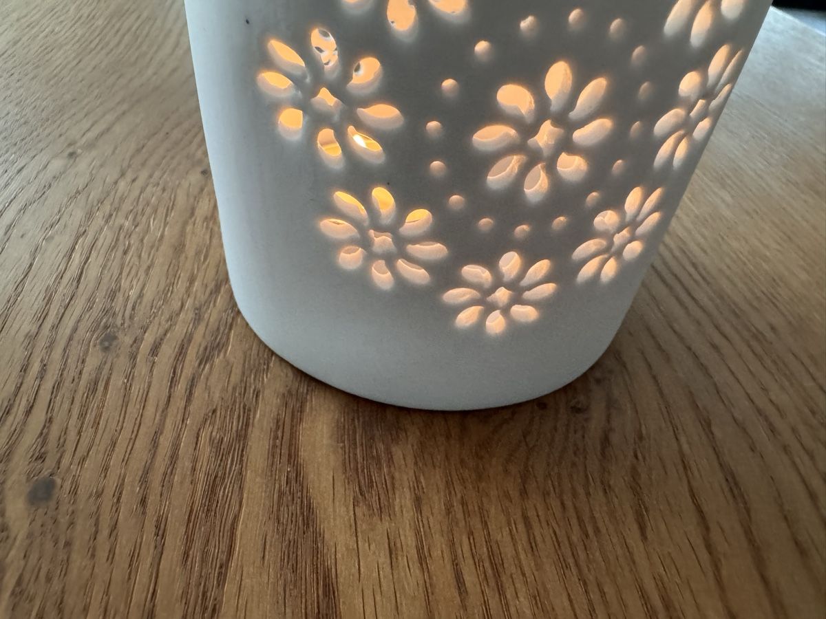 Tutte le decorazioni: 3 Windlichter von Lene Bjerre, weiss Keramik Blumenmuster – Nuovo (secondo la descrizione) da Birr venduto da Jesaja26.4 3