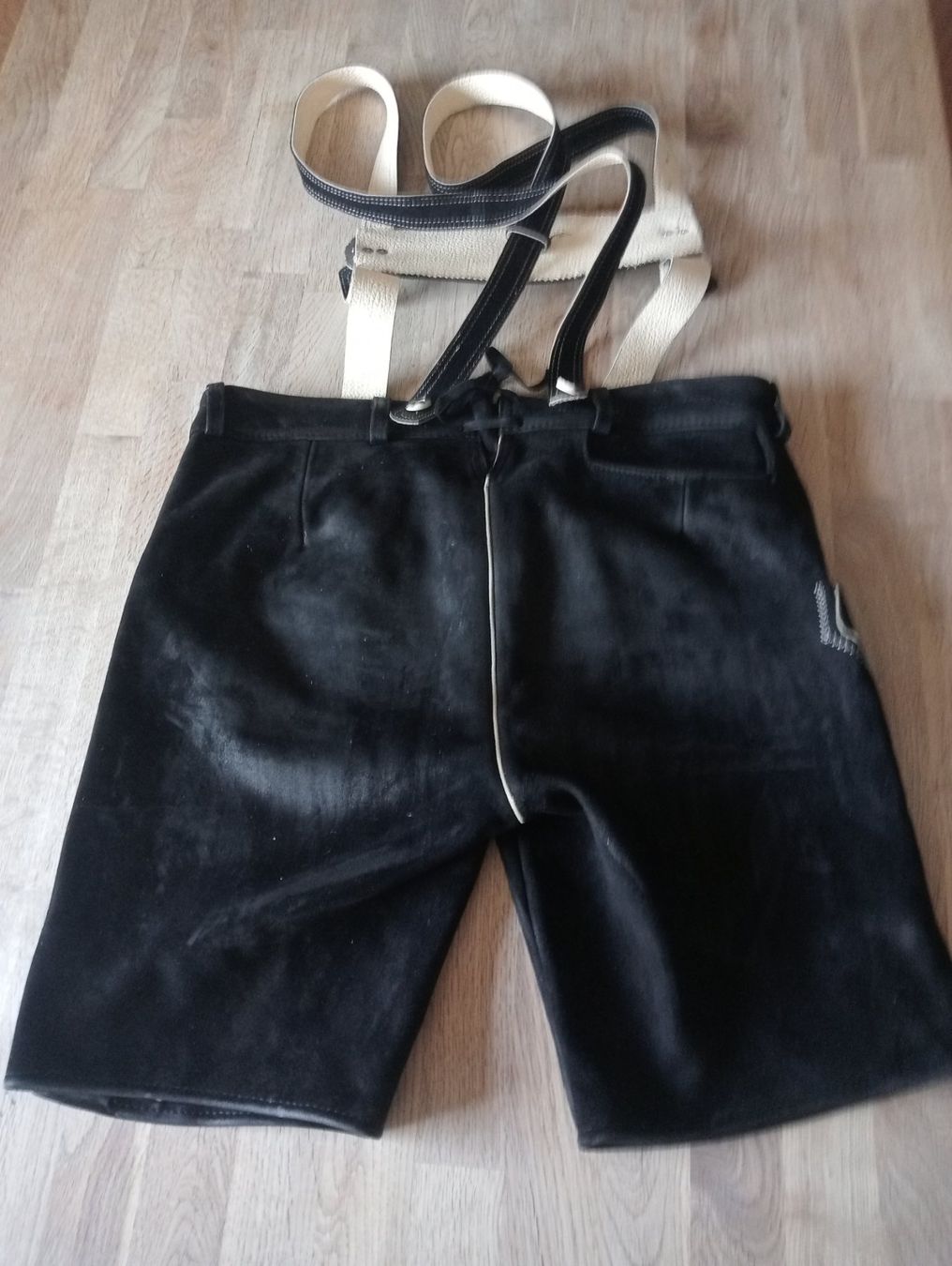 Pantaloni: Kurze Lederhosen schwarz – Usato da Utzenstorf venduto da Commer 1