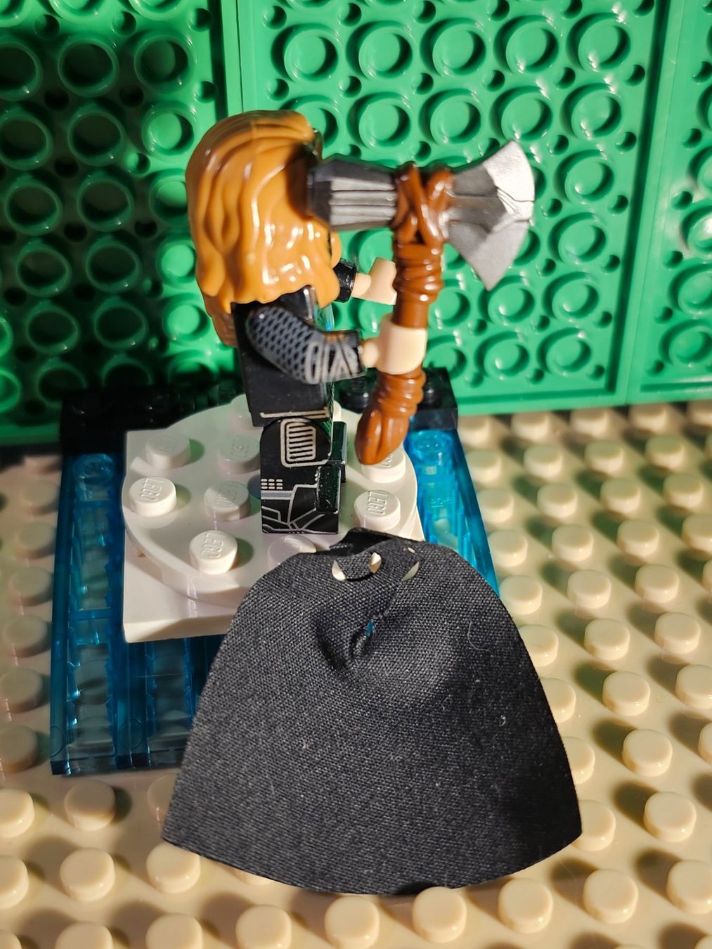 Lego Figurines: LEGO Thor Figur mit Axt und Umhang – D'occasion à Oberuzwil par Peppi56 1