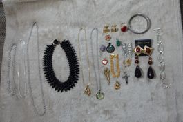 1 schönes 26 teiliges Modeschmuck Set