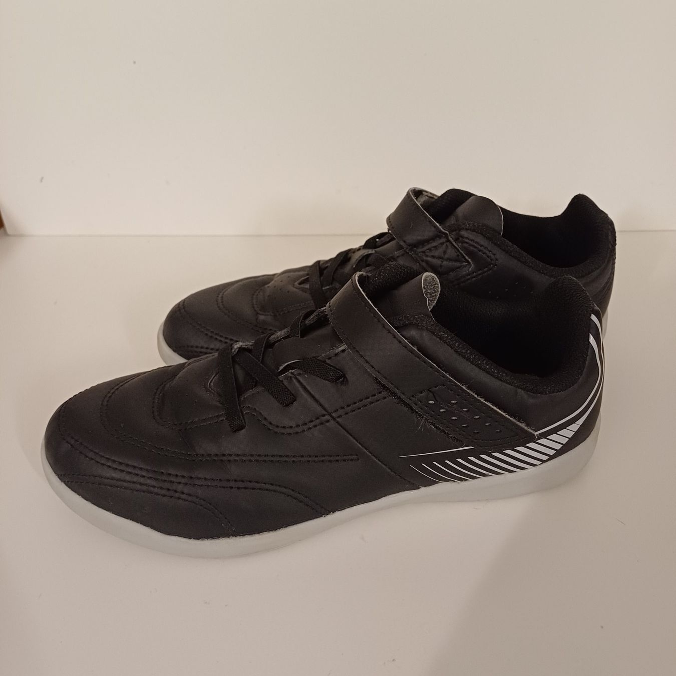 Decathlon Scarpe da uomo: Chaussures de salle Kipsta noires taille 36 – Usato da Villeneuve VD venduto da vog_yc5s