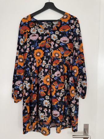 Kleid Monki Blumenmuster schwarz Grösse XS neu