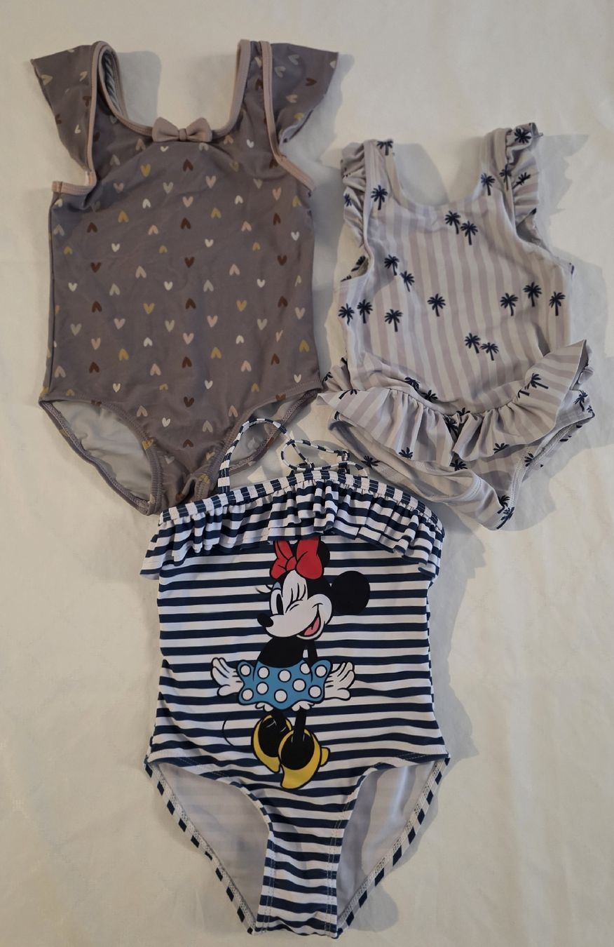 Costumi da bagno & Bikini: Badeanzüge Kinder Grösse 98/104 3Stück – Usato da Hermrigen venduto da R20121989