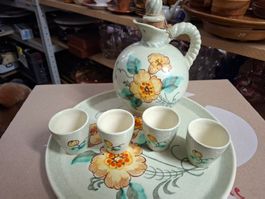Karaffe mit 4 Bechern und grosser Platte floral bemalt