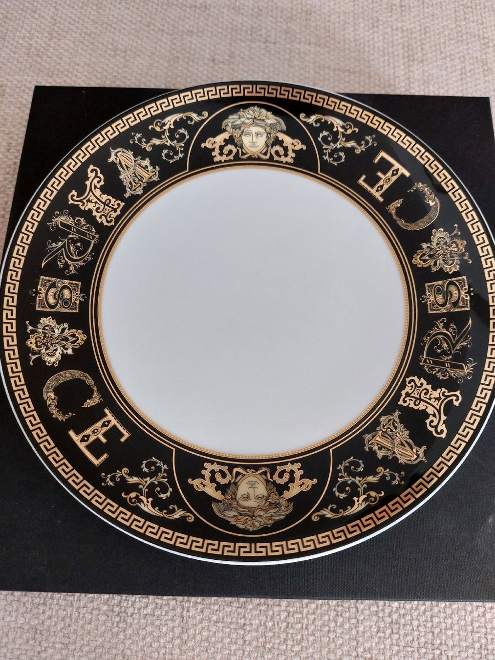Versace Teller: Versace Virtus Gala Black Teller, 21cm, 2 Stück. Neu mit Box – Neu und originalverpackt aus Veltheim AG von gave04 4
