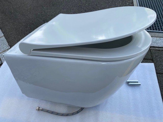 WC: Dusch WC Neuwertig kaltwasser oder warmwasseranschluss. – Usato da Niederhasli venduto da Tigerproduct 7