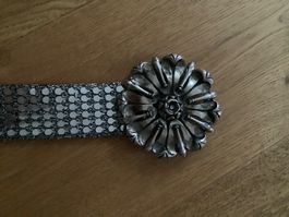 Schöner, silberfarbener Gürtel