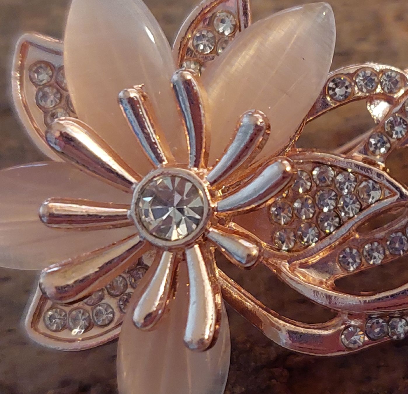 Spille & Fermagli: Hübsche Brosche Orchidee / Blume mit Strass rosegold-farbig – Nuovo (secondo la descrizione) da Oberwil BL venduto da Hunajakakku 4