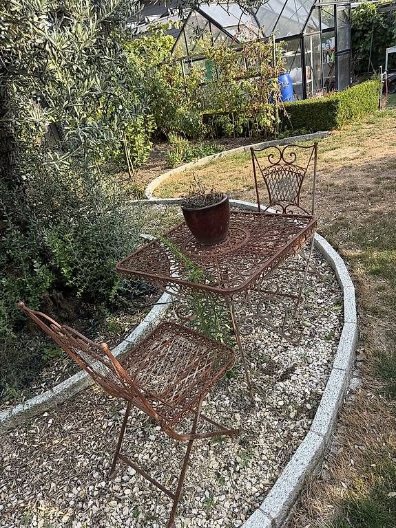 Tischset: Antiker Gartentisch mit zwei passenden Stühlen – Gebraucht aus Lyss von apennisi 1