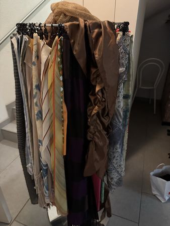 Foulardständer mit ca. 40 div. Schals und Foulards die Seide