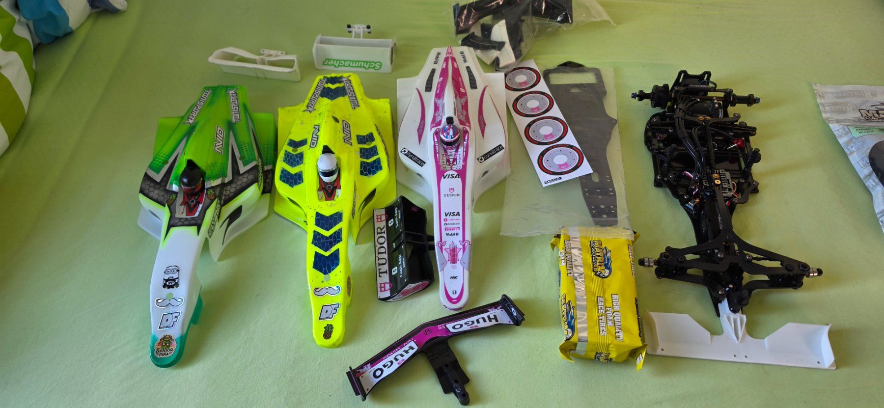 Modellismo RC: RC Formel 1KarTeile Sammlung Chassis Reifen ESC Programmcard – Usato da Zürich venduto da Heute99
