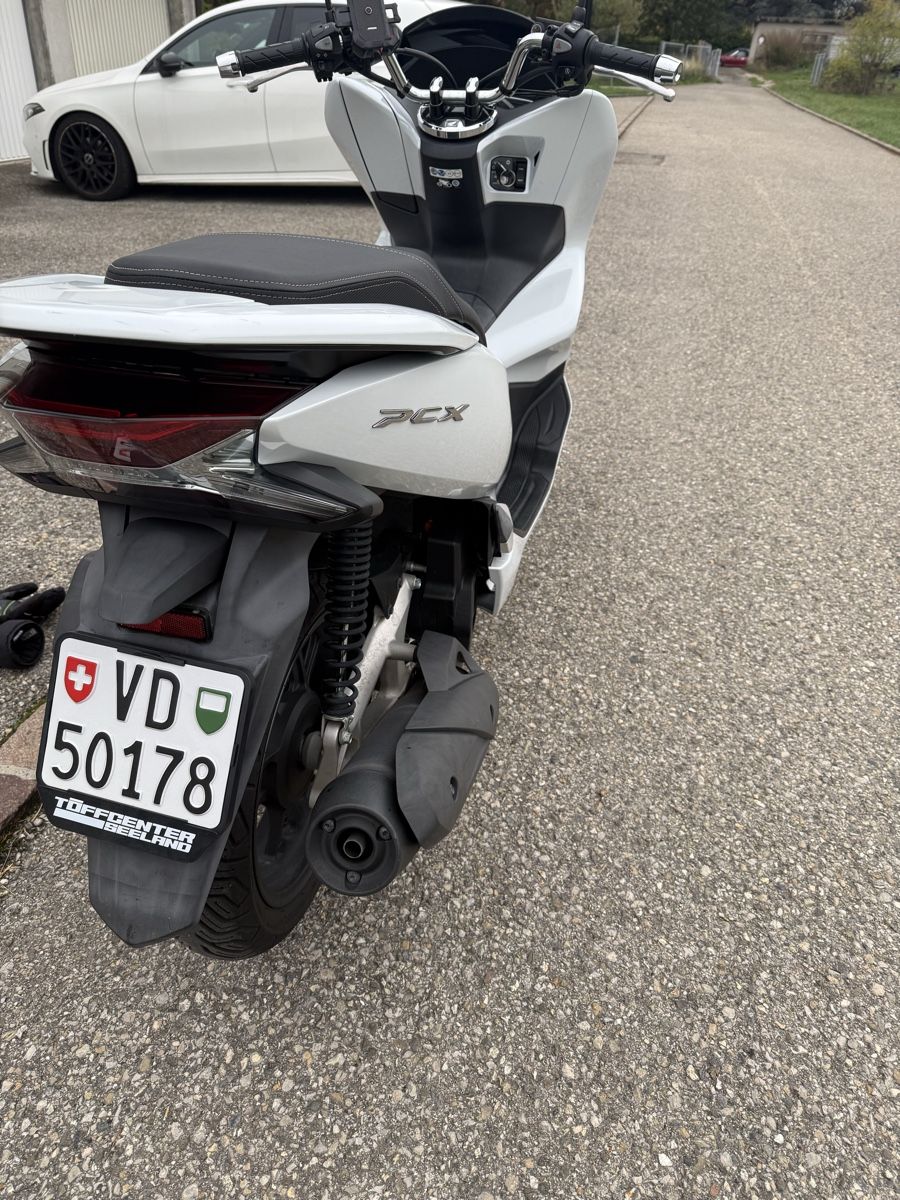 Honda Scooter: Honda pcx 125 2020 – Usato da Onnens VD venduto da ray_ks6p 5