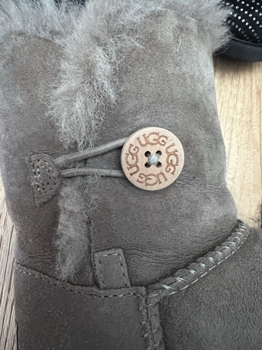 Scarpe per ragazze: 3 Paar Kinderstiefel UGG, Moonboot usw. – Usato da Herbligen venduto da nic_q8yn 1