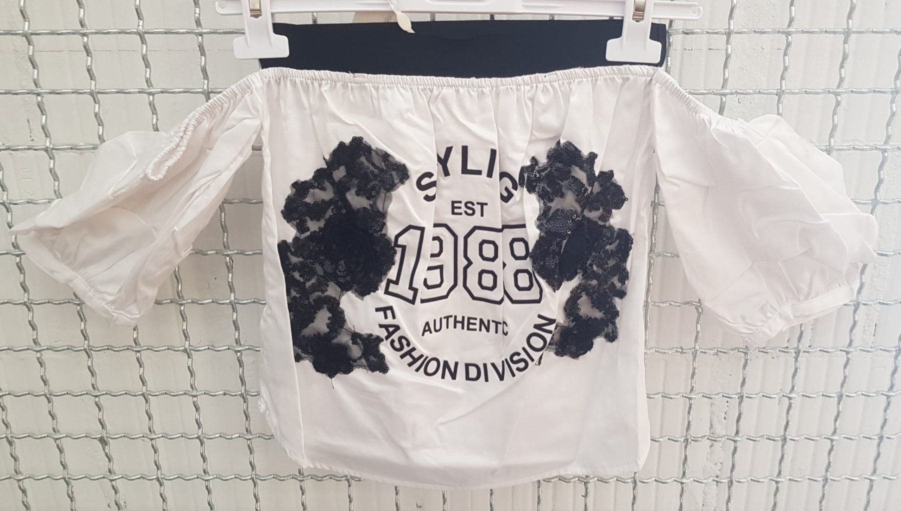 Camicette, T-shirt & Top: Neues Designer Off-Shoulder Top mit Spitze, Gr. 158 – Nuovo e nell'imballaggio originale da Basel venduto da Sinibini86