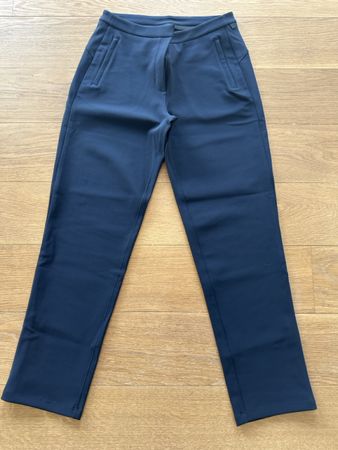 Lululemon navy blue On the Fly pants, size 6 (US)