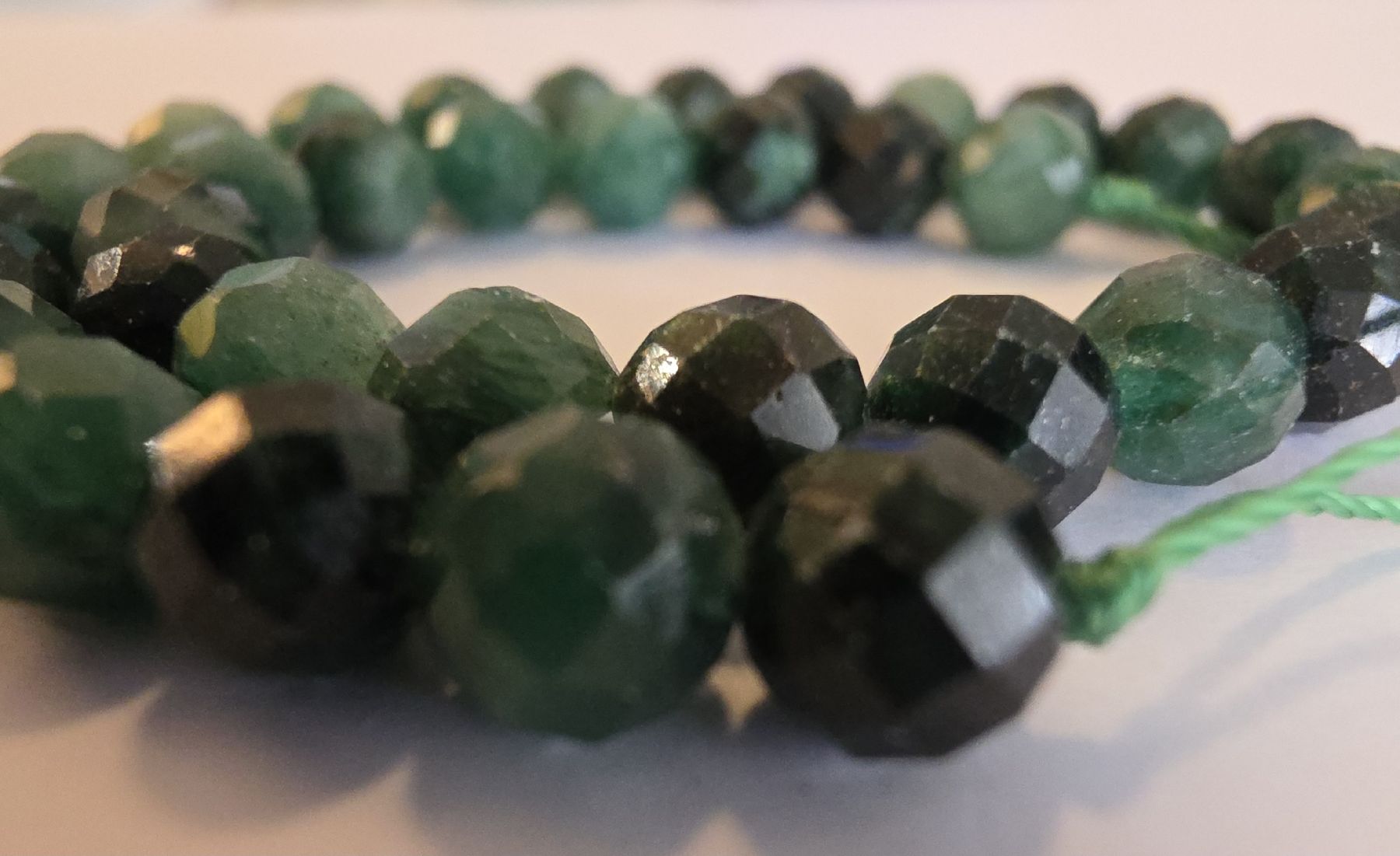 Minerali & Pietre curative: Smaragd (Emerald) facettiert 6mm. Strang – Nuovo e nell'imballaggio originale da Menziken venduto da Mirager 2