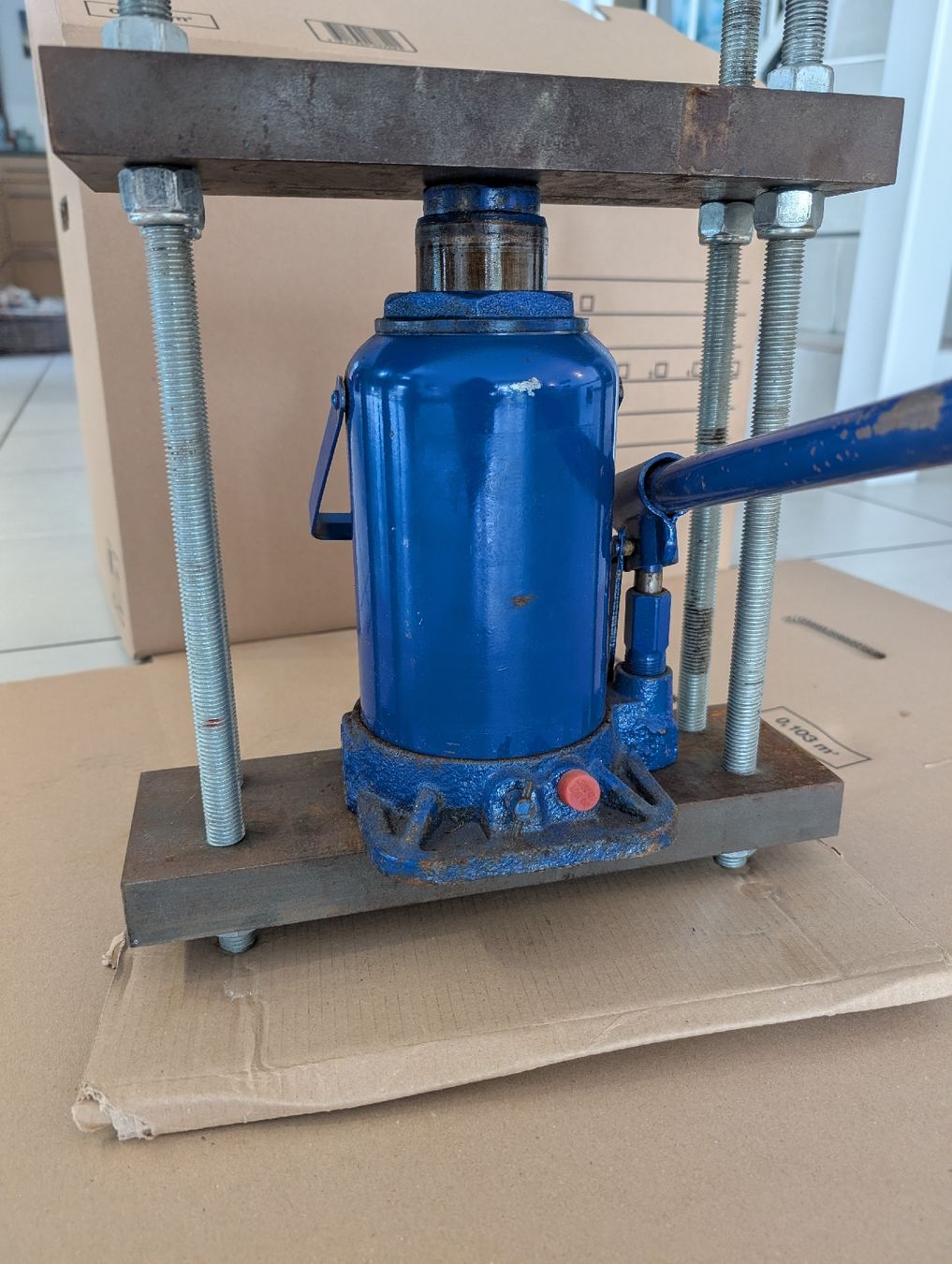 Tutte le macchine: Hydraulikpresse Marke eigenbau 20T  – Usato da Nänikon venduto da mai_b8bk