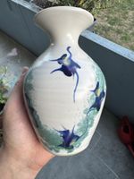 Handbemalte Keramikvase – signiert – Blumenmotiv in Blau u