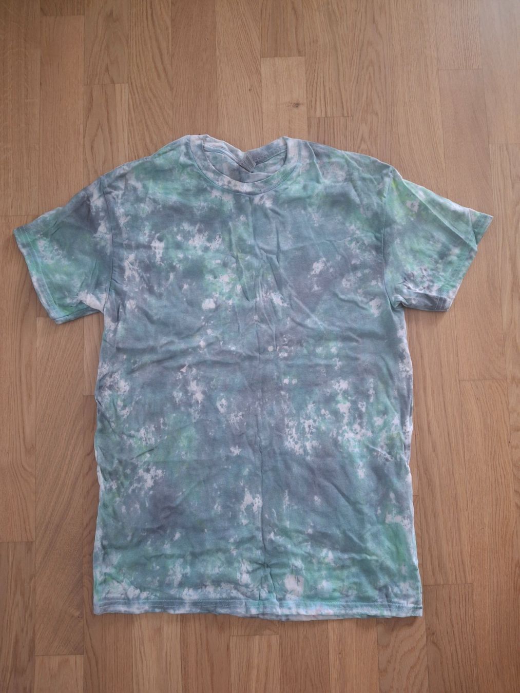 T-shirt: Batik T-Shirt – Usato da Luzern venduto da gab_726g