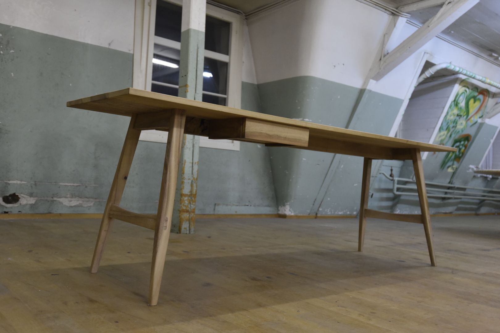 Tavoli: Wunderschöner Tisch aus Nussbaum Holz – Usato da Lichtensteig venduto da Usedinstorecom 2
